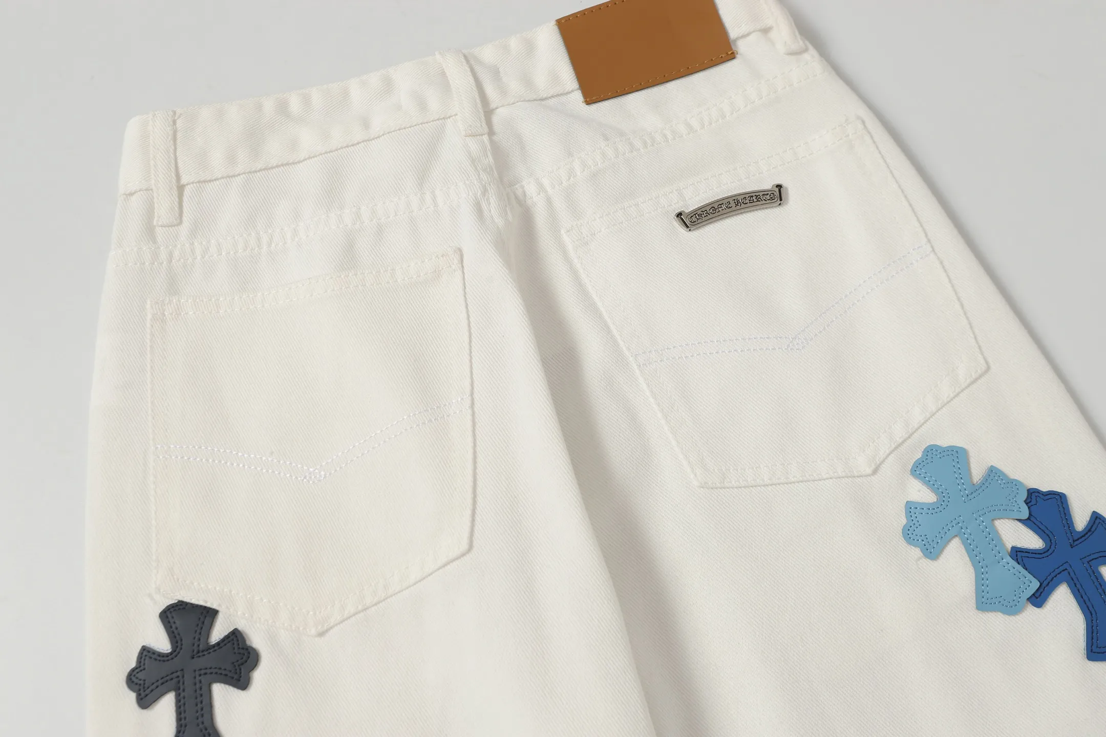 P256 Actual photo [High quality] Code: H30 Color: Picture color Size: S to XXXL - Chrome Hearts/Chrome Hearts classic white cow series colored leather cross washed color cloth unisex denim trousers - Vibe style straight stacked god-level version - carbon fine bias denim color cloth - old vintage complete set of hardware - Chrome Hearts white cow series high version uses high ounce custom fabrics, enzyme washing and soft color fixation It is soft and thick to wear. The details are all made by hand-polished craftsmanship. All-over jacquard fabrics. Unique design style. Multiple processes to create a full retro feel. Niche unique non-colliding shirts. Customized distressed spray-painted buttons. Craftsmanship in every detail. Size Pants length Waist Hips Unit cm S 98 68 100 M 99 72 104 L 100 76 108 XL 101 80 112 XXL 102 84 116 XXL 103 88 120